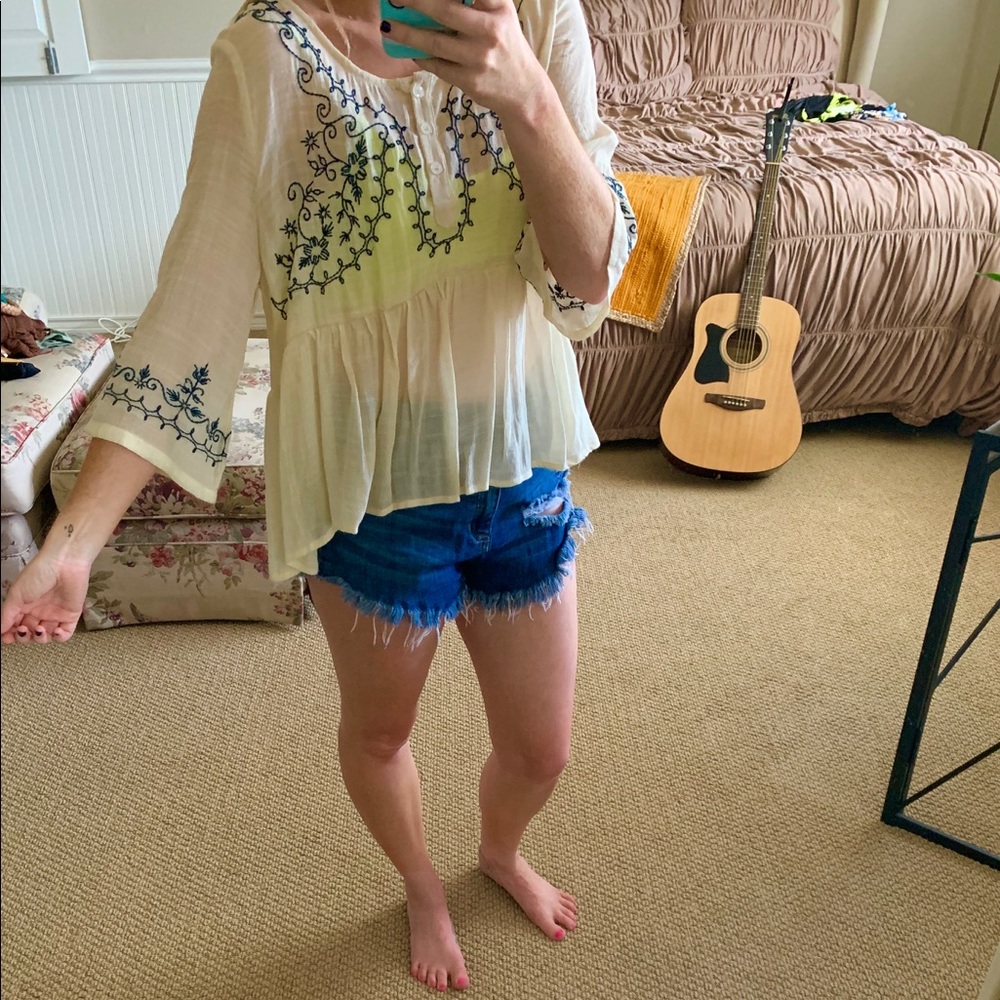 Adorable Blouse - Picture 2 of 6